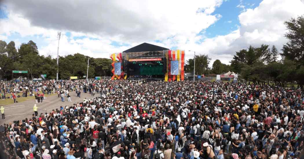 Miles de personas se reúnen frente a un gran escenario al aire libre durante un concierto en el Parque Simón Bolívar de Bogotá.