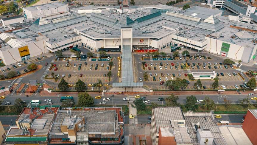Unicentro, uno de los grandes referentes comerciales de Bogotá, visto desde el aire y rodeado por el intenso movimiento de la ciudad.