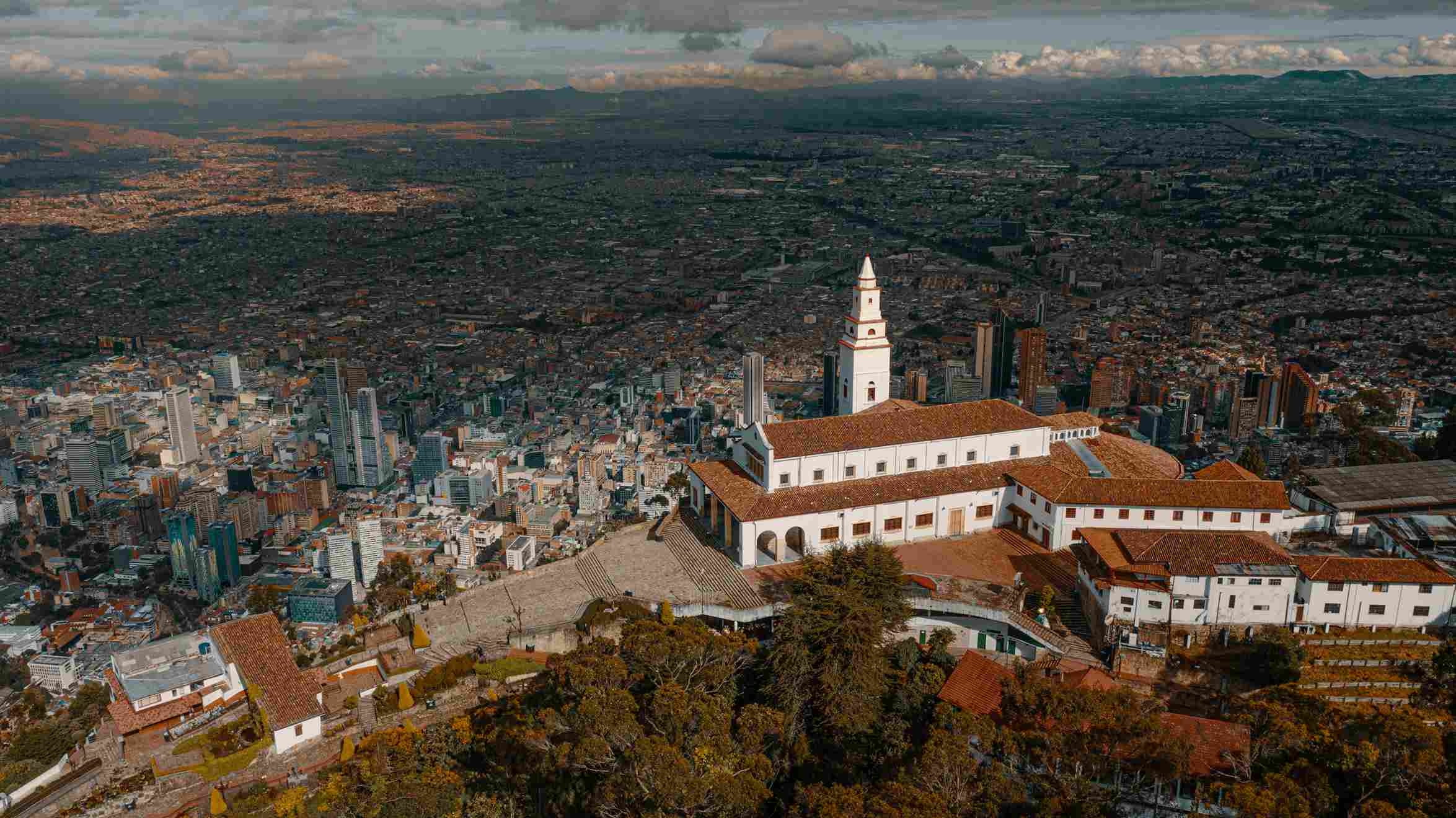 Monserrate es uno de los imperdibles para compartir a 3.000 metros en familia. Foto: Ricardo Báez - IDT 