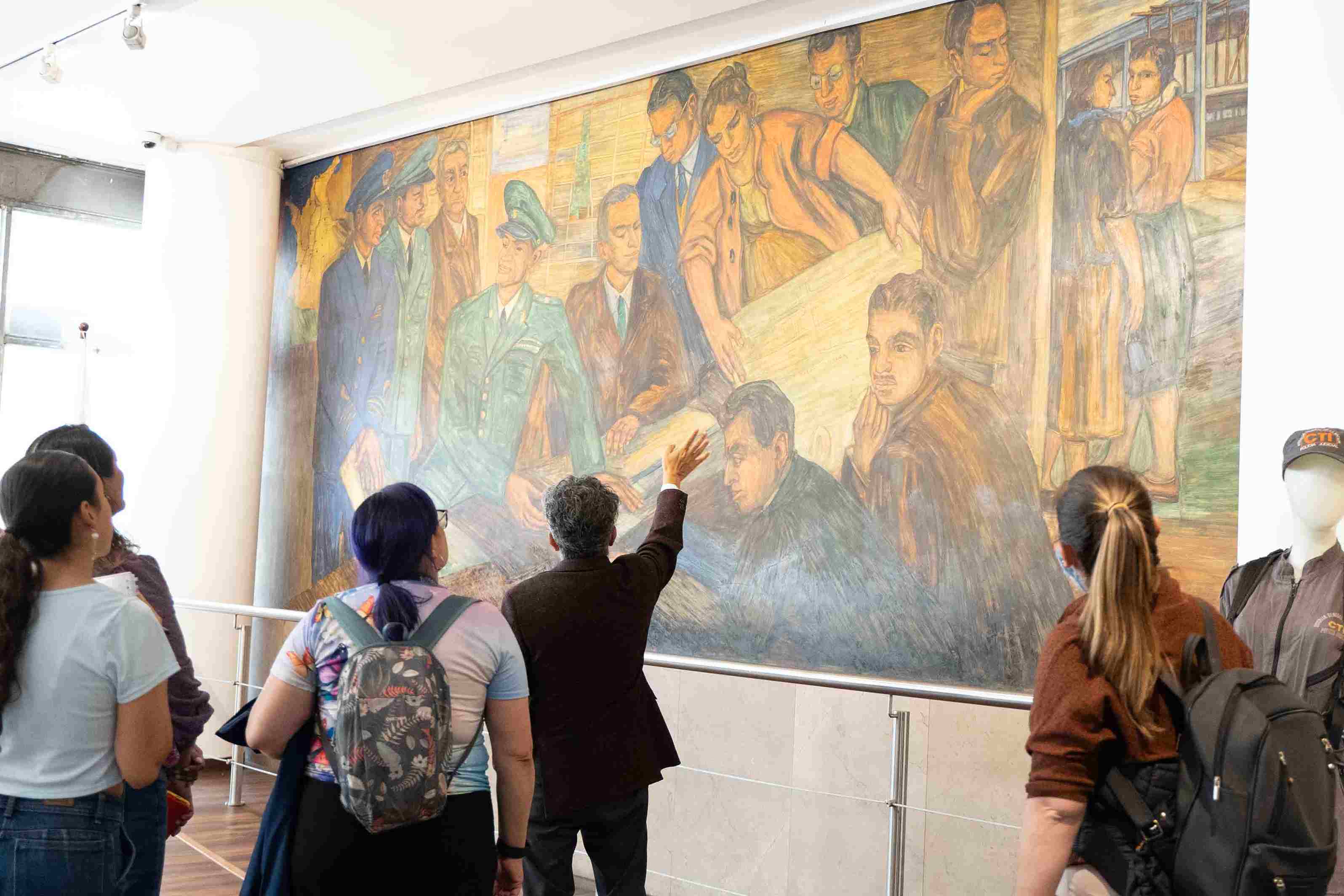 El público visitante, gracias a los murales, conoce, reflexiona y valora el camino recorrido hacia la construcción de memoria en Colombia. Foto: Kevin Molano - IDT