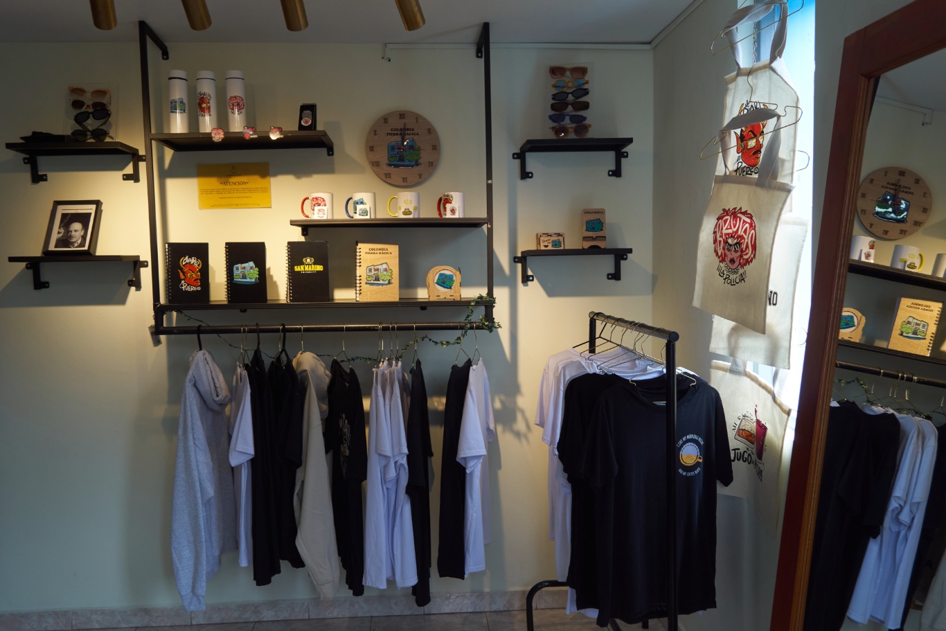 En la casa se pueden encontrar souvenirs como camisetas y llaveros. Foto: Archivo IDT.