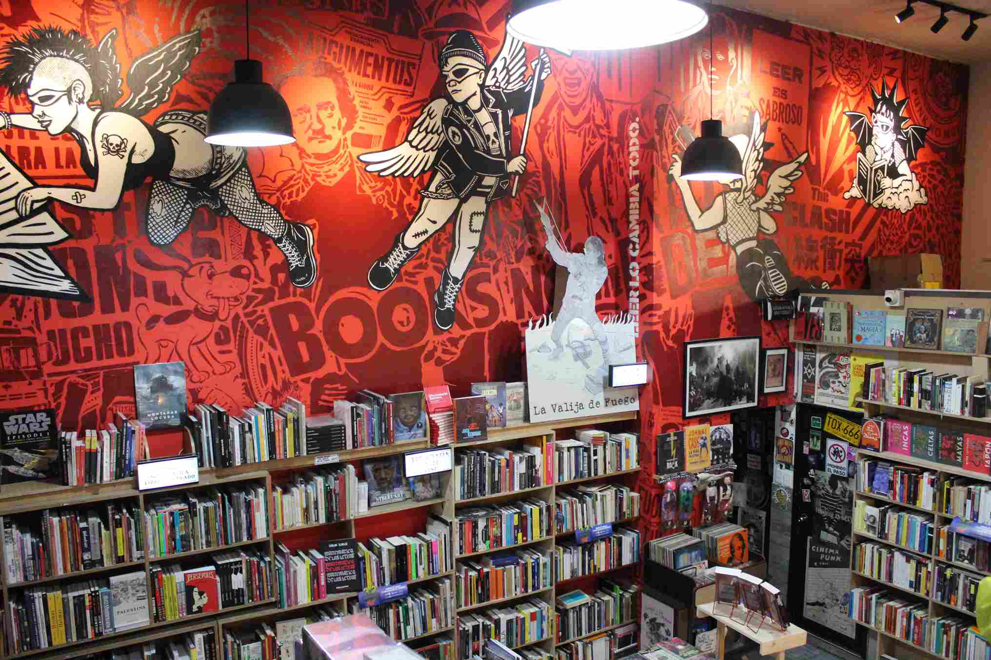 Valija de Fuego, una de las librerías más singulares y rebeldes de Bogotá, donde cada título desafía lo convencional. Foto: María Fernanda García - IDT