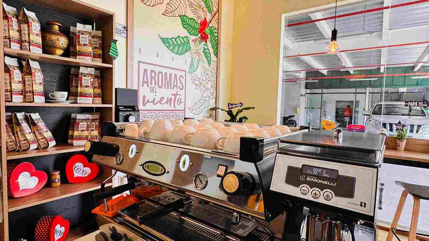 El café "Aromas del Viento" en Usaquén reúne cultura, tradición y café 100% colombiano en un espacio que honra la historia de Bogotá como punto de encuentro para artistas, pensadores y amantes del café. Foto: Juan Amarú Rodríguez - IDT