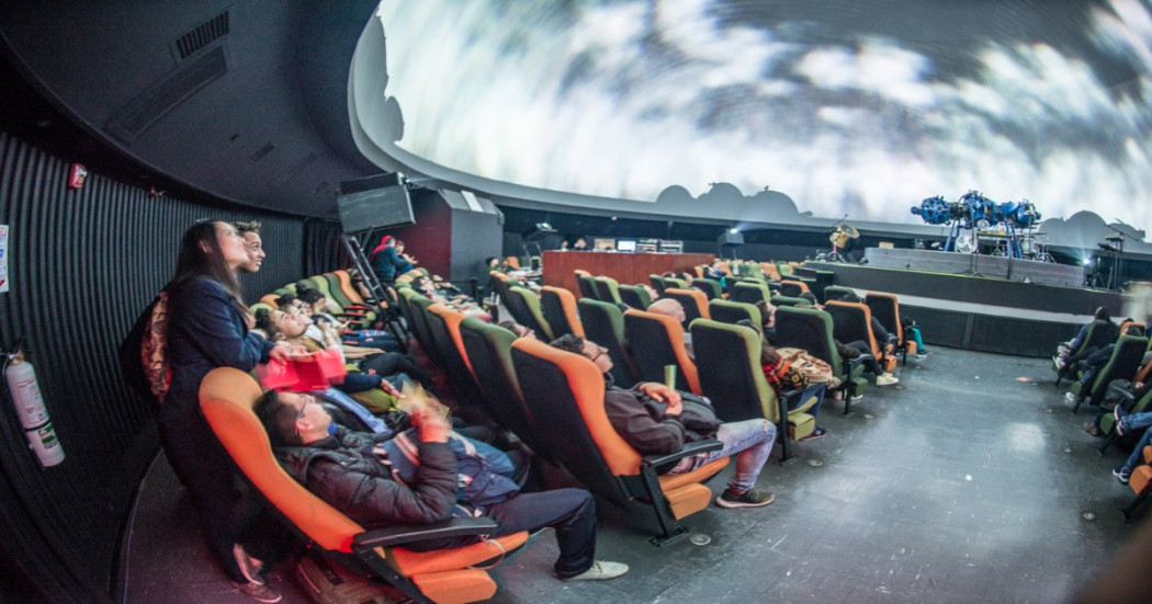 El Planetario de Bogotá ofrece experiencias inmersivas en su domo, charlas científicas y recorridos guiados. Foto: Cortesía de la Alcaldía Mayor de Bogotá, tomada de https://bogota.gov.co/  