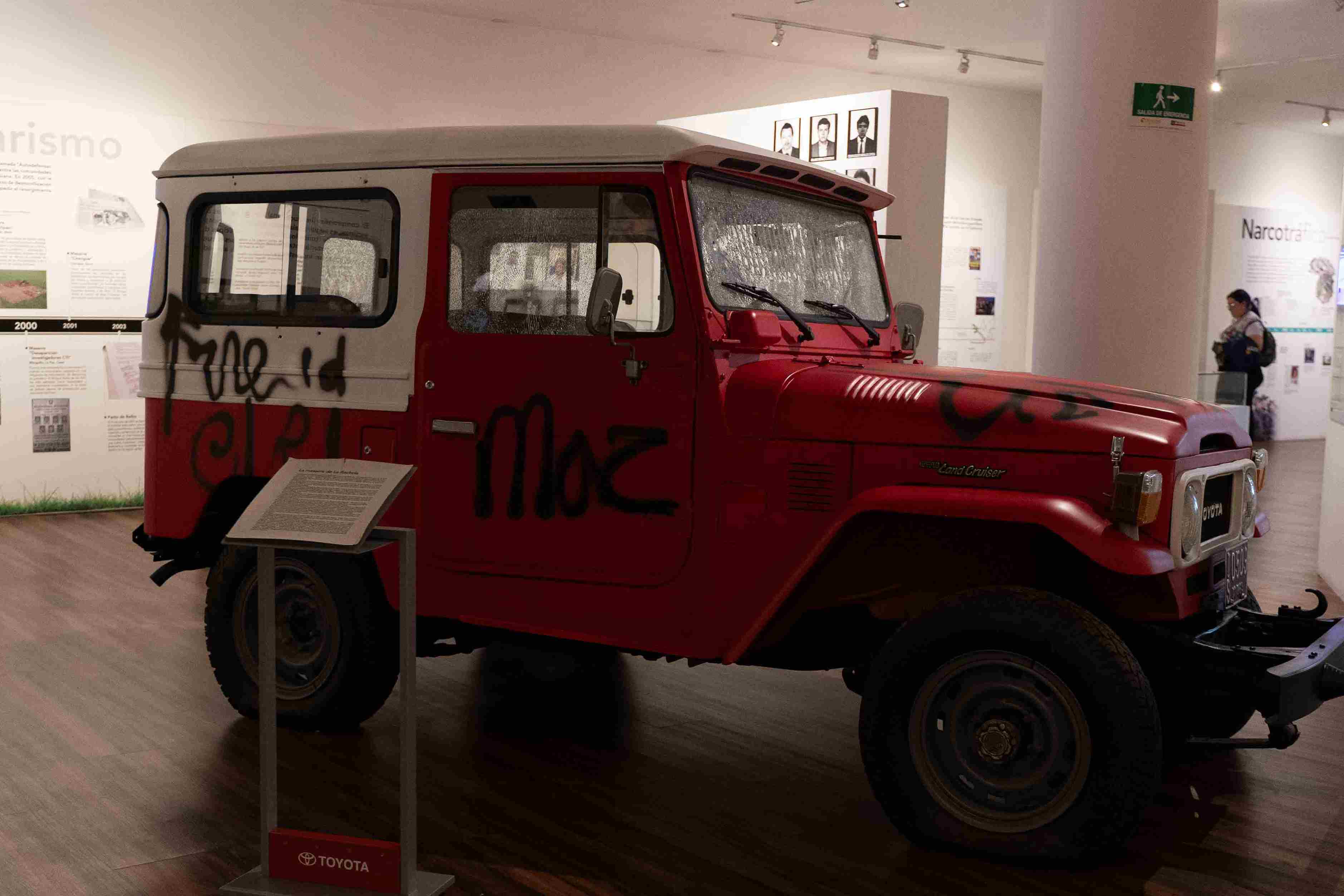 Esta Toyota Land Cruiser roja con grafitis forma parte de una exposición dedicada a la historia del narcotráfico y los principales casos judiciales de Colombia. Foto: Kevin Molano - IDT