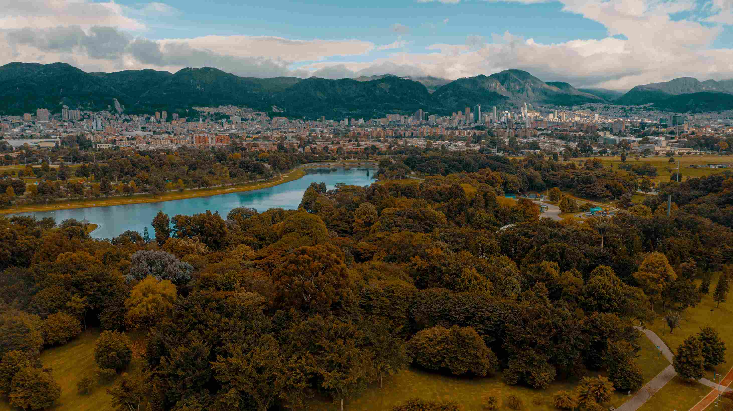 Panorámica de parque con un lago extenso.