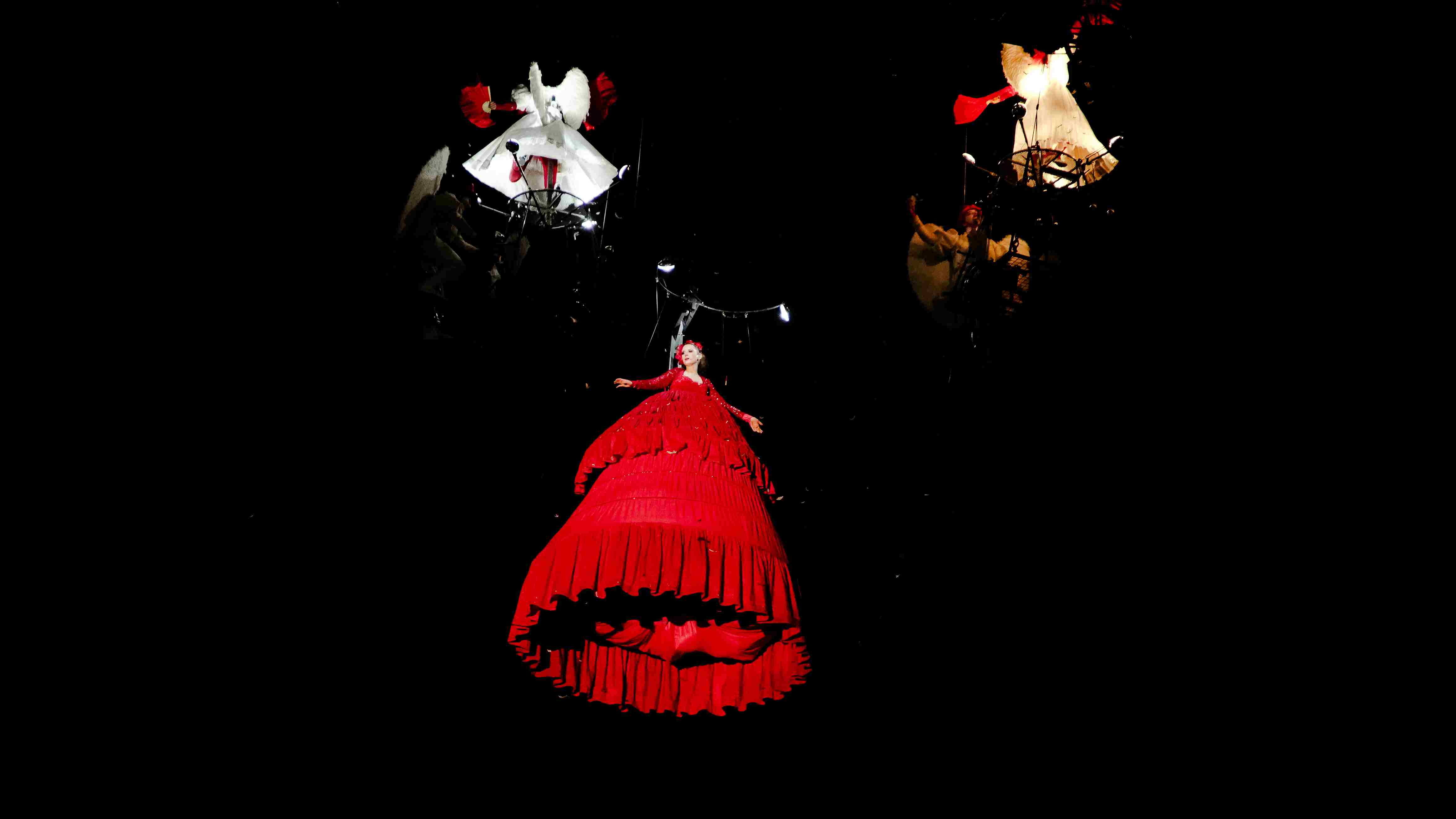 Pasillo histórico del tradicional Pasaje Rivas lleno de coloridas mochilas y artesanías típicas que representan la cultura popular bogotana.