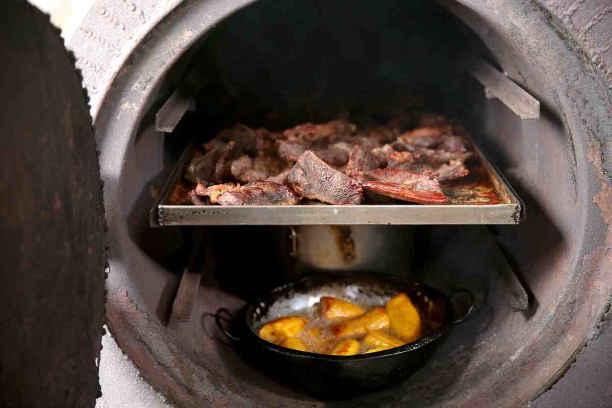 Carne al horno, papas sabaneras ahumadas y longaniza del oriente cundinamarqués. Foto: Sabores de Cundinamarca - Archivo IDECUT.