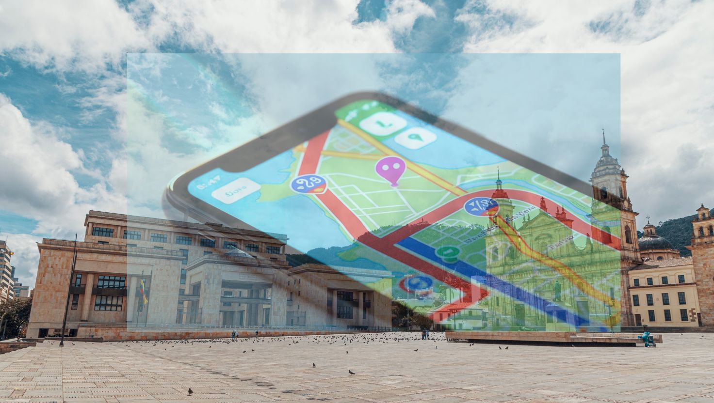 Plaza de Bolívar en la que sobresalen el Palacio de Justicia y la Catedral Primada recubiertas por una silueta de un teléfono movil con un mapa. El cielo es de color azul con nubes blancas.