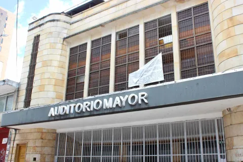 Auditorio Mayo fachada en placa de piedra en primer plano con el aviso en letras blancas.