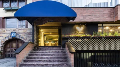 Diseño sobrio y elegante en la barra. Los taburetes azules y el ambiente tenue invitan a una copa. 