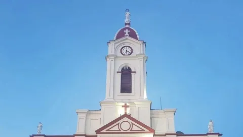 parroquia en la que se ve en la punta una imagen de 