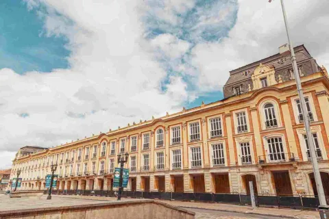 Close-up of a general view of the palace's exterior facade, front view. There are three sets of metal lanterns in front.