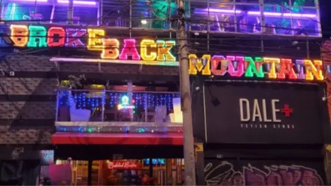 Brokeback Mountain su fachada decorada con luces de neón.