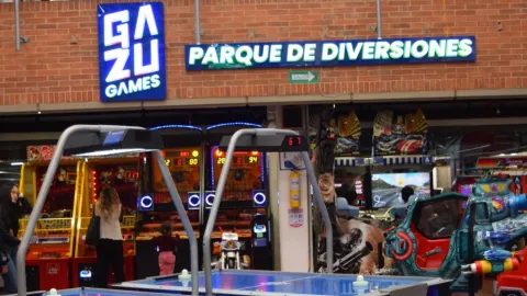 Entrance to an amusement park in a shopping mall with arcade games, table games, and a "Gazu Games" lighted sign.