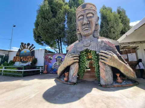 Gran escultura inspirada en la cultura muisca con entrada en su interior, ubicada en un parque temático al aire libre.