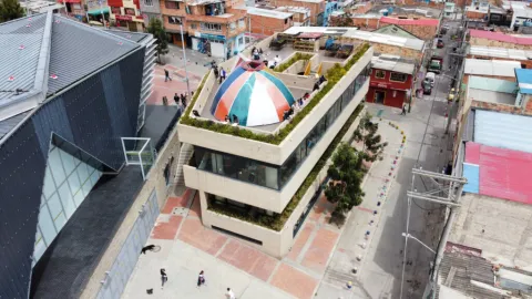 Entrada del Mirador del Paraíso junto al Museo de la Ciudad Autoconstruida, con personas caminando en la plaza.