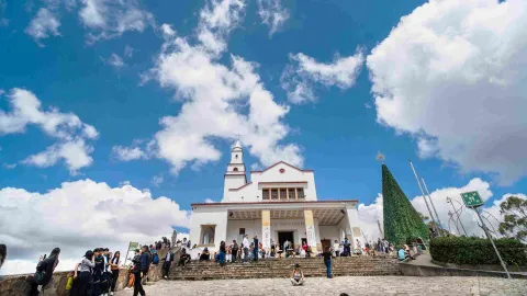 Monserrate church overlooking Bogotá, welcoming visitors who come to admire the panoramic city landscape.