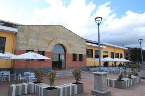 The Concordia Market, in La Candelaria, showcases its restored facade and its outdoor plaza with umbrellas, tables, and gardens.