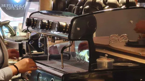 Máquina de espresso profesional preparando café de especialidad en Huellas & Café.