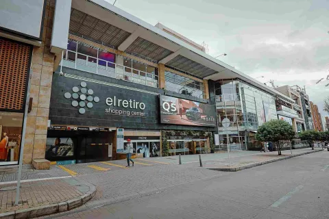 Fachada del Centro Comercial El Retiro, un elegante destino de compras y estilo ubicado en el corazón de la Zona Rosa de Bogotá.