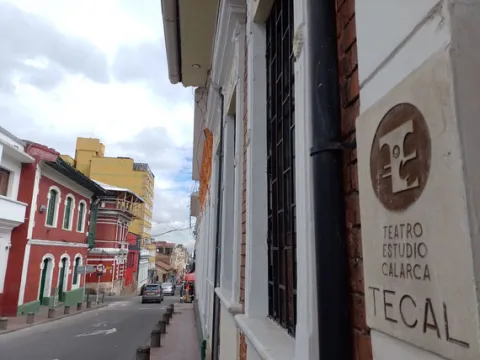 Fachada del Teatro Estudio Calarcá (Tecal), ubicado en una calle tradicional del barrio La Candelaria, en Bogotá, con su distintivo letrero y edificios históricos a su alrededor.