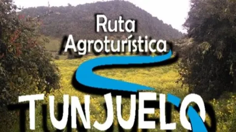 Imagen de un paisaje rural montañoso con vegetación y cultivos, acompañada del título «Ruta Agroturística Tunjuelo» en letras blancas y una línea azul que representa el recorrido.