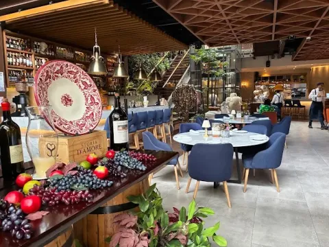 Interior de Storia D’Amore, con decoración elegante, mesas dispuestas para comensales y detalles inspirados en la tradición italiana.