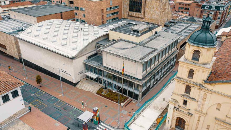  Biblioteca Luis Ángel Arango plano general desde arriba con drone con edificios alrededor, torre de la Iglesia de La Candelaria y las calles vacías.