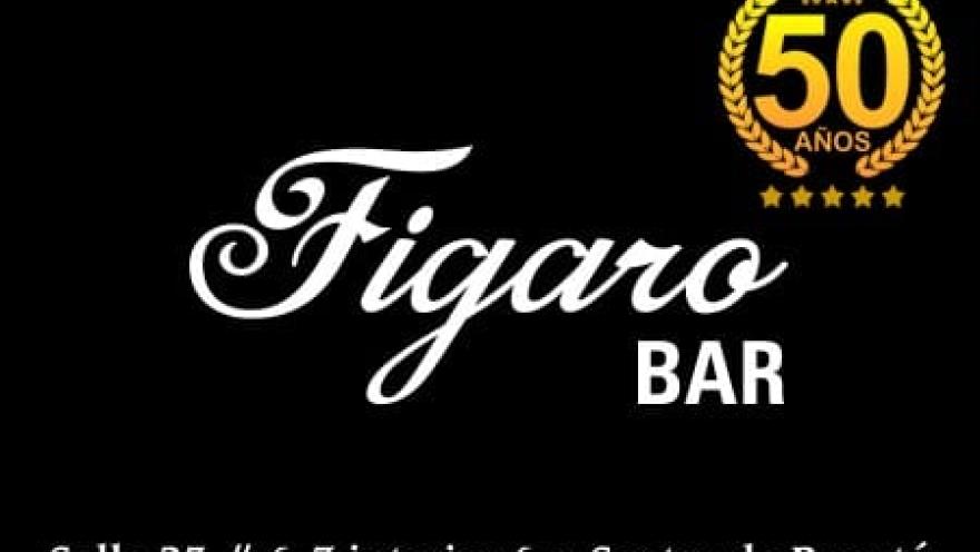 Figaro´s Bar, con el logo del lugar en fondo negro y letras blancas, dice que tiene 50 años.