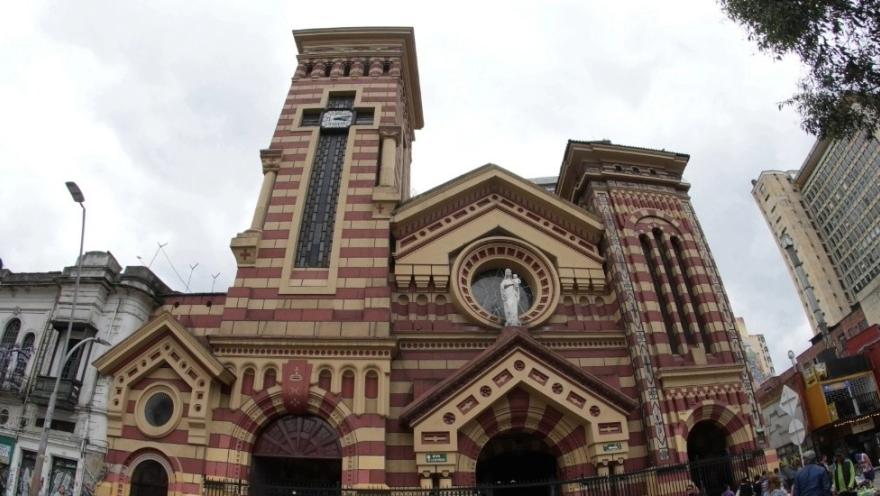  Iglesia de Las Nieves fachada panorámica en angular con edificaciones antiguas a los lados y algunas personas cerca caminando.  