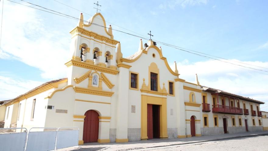 Santuario Nuestra Señora de la Salud en Bojacá fachada blanca de frente de día con cielo azul y sin personas. 