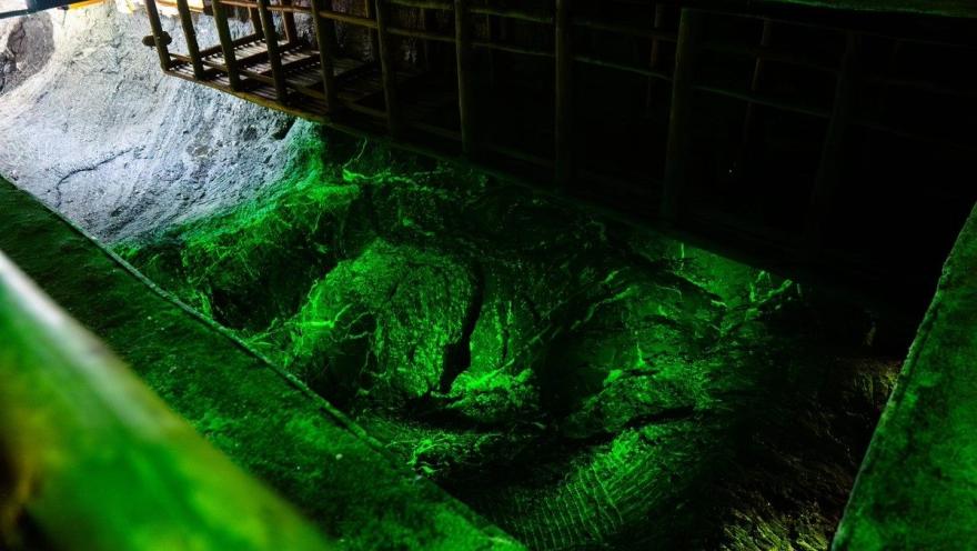 Catedral de Sal de Zipaquirá con pozo de roca salina con luz verde.