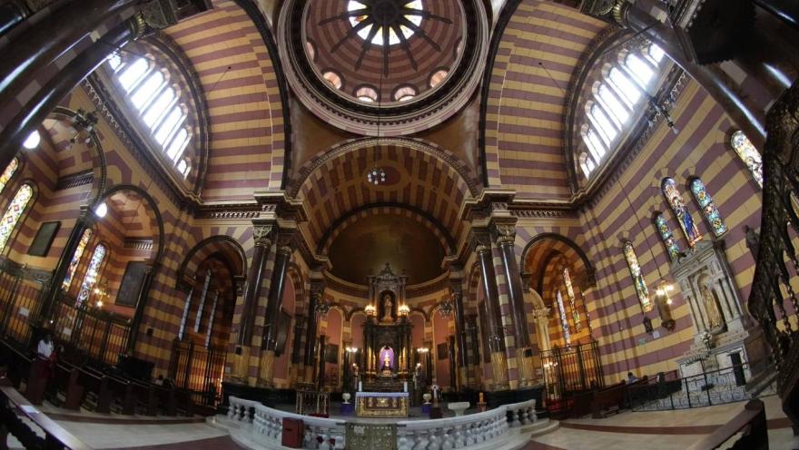 Iglesia de Las Nieves en el interior el atrio, las cúpulas y los óvalos con ventanales. Se destacan las bandas de color rojo y amarillo del estilo bizantino. Está vacia.