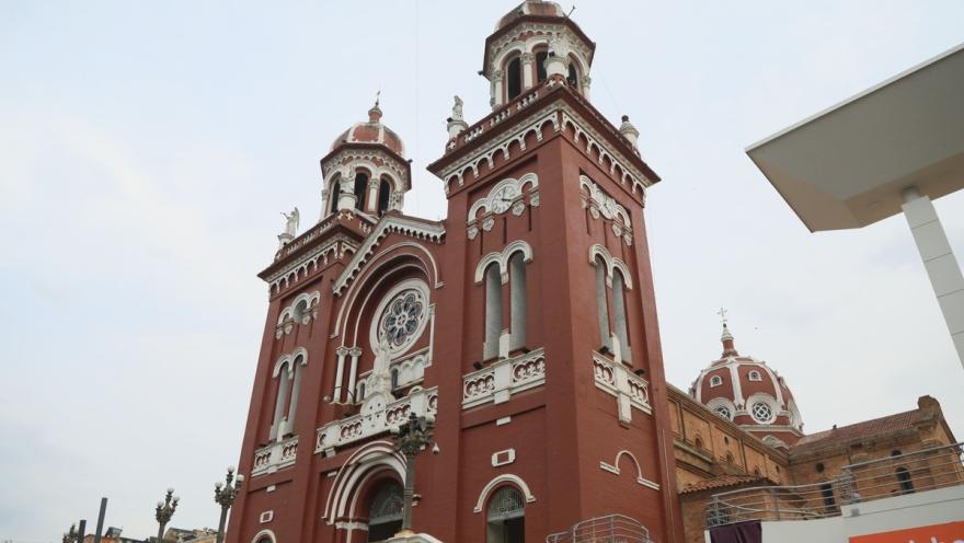  Parroquia Basílica Menor Inmaculada Concepción - Cáqueza fachada ocre y blanco en contrapicada con el cielo gris 