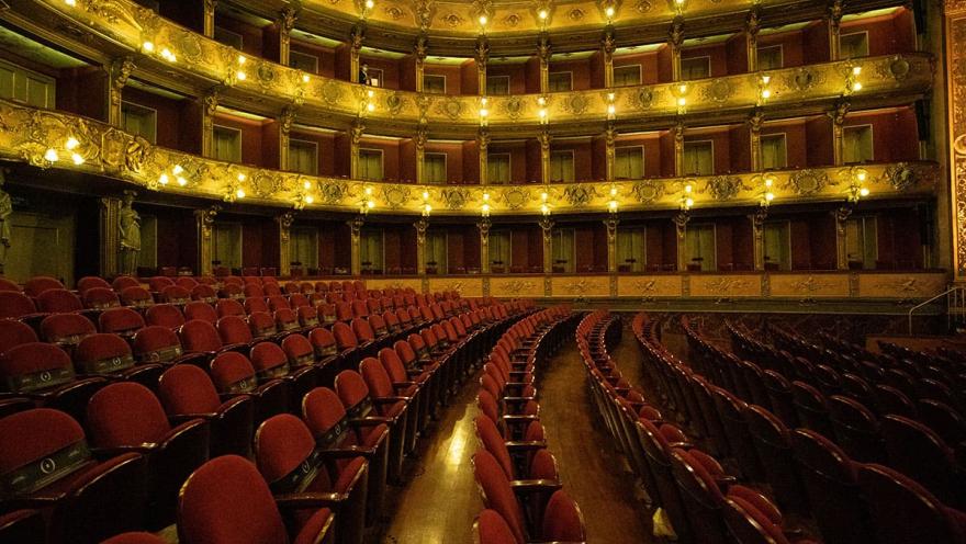 La Candelaria - Teatro Colón, plano general interior de silletería vacia y balcones vacíos.