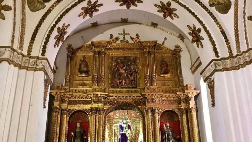 Templo de San Agustín al interior el atrio colonial y el retablo con decoración de ángeles y flores en los techos ovalados. Al fondo hay figuras religiosas de madera.