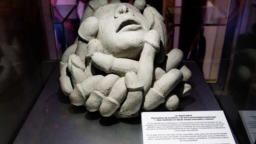 Museo Lgbti con figura en barro de una cabeza de hombre rodeado de penes, pieza que se denomina "la insaciable".
