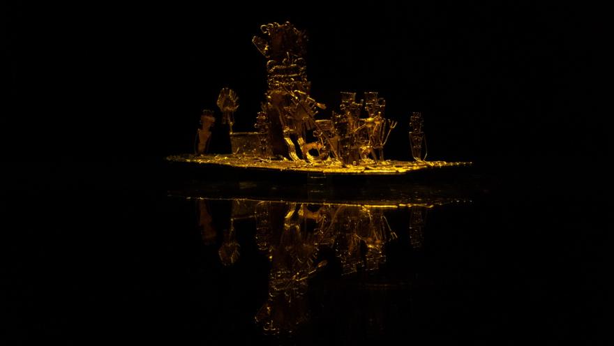 Museo del Oro y la balsa muisca o balsa dorada, una pieza de orfebrería precolombina elaborada por la cultura muisca. Sobre la balsa aparecen las figuras simuladas del Cacique adornado con tocados, narigueras y orejeras, y que está rodeado por sus soldados que portan estandartes.