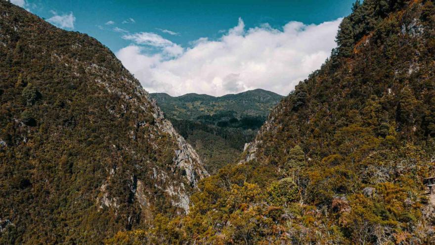Cerros Orientales en vista de tres montañas con vegetación seca que se entrecruzan formado una v. 