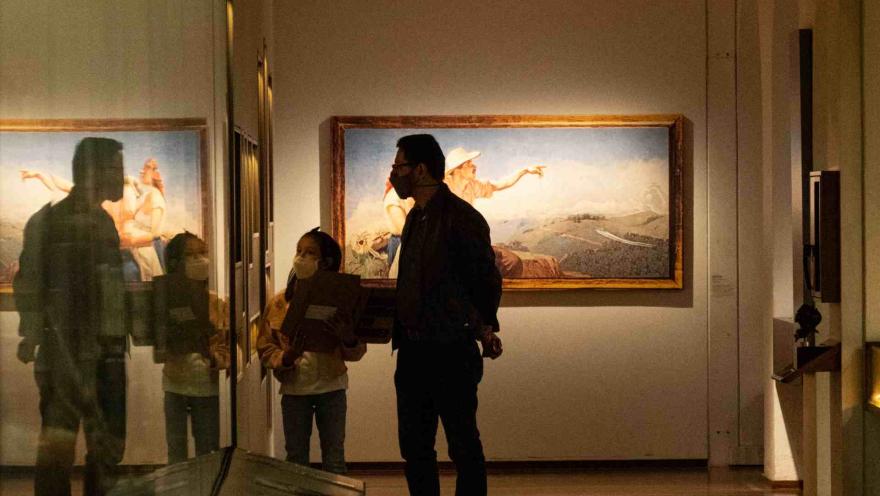 Museo Nacional de Colombia al interior hombre y mujer en salon observan una exhibición.
