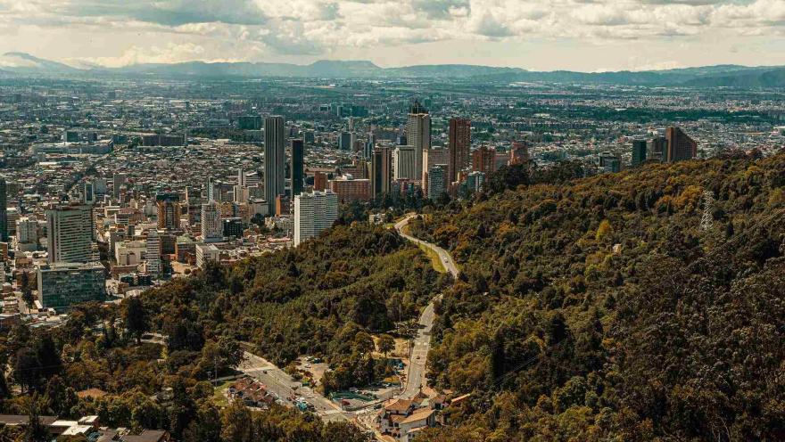 Sendero San Francisco - Vicachá vista de la ciudad desde el cerro de Monserrate y Avenida Circunvalar.