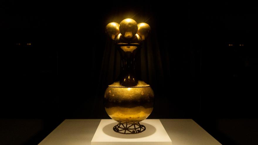 Museo del Oro con la pieza del Poporo Quimbaya, un recipiente ancestral de oro inspirado en la forma de un calabazo, al cual se le adicionaron una base en filigrana fundida con diseño de espirales, una trenza al inicio de su cuello y un adorno superior con cuatro esferas.
