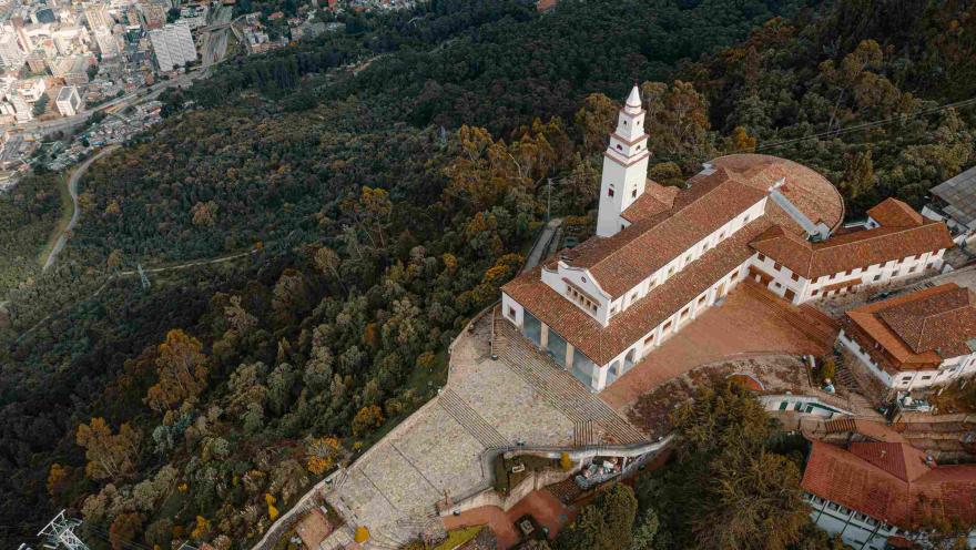 Santuario de Monserrate visto desde arriba, abajo se ven montañas y algunas edificaciones.