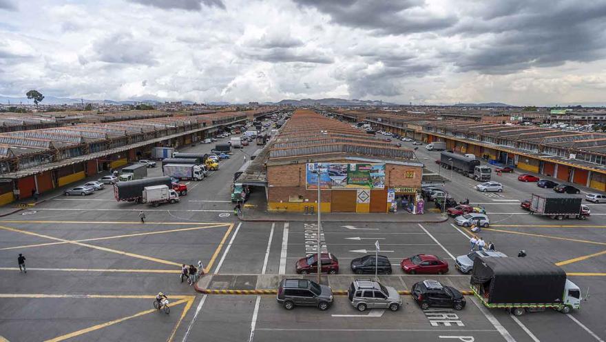Plano general de Corabastos se ven bodegas con locales comerciales y varios camiones alrededor.