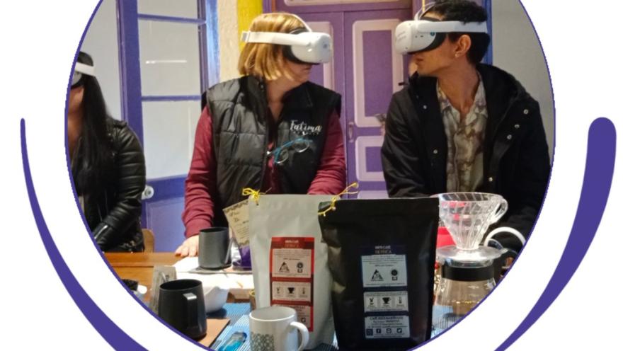 Dos personas con cámaras de 3D al frente unos frascos, pocillo y bolsas con cacao. 