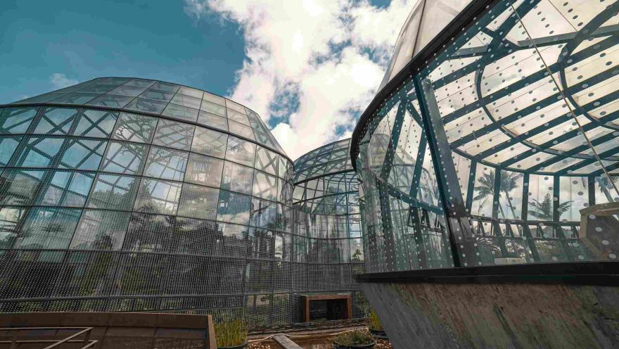 Seis estructuras gigantescas de vidrio en forma de bóvedas, El cielo está nublado. 