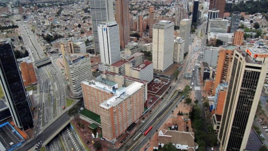Vista de día desde el mirador hacia abajo donde se ven la cale 26 y la carrera séptima con algunos edificios entre ellos el Hotel Tequendama. 