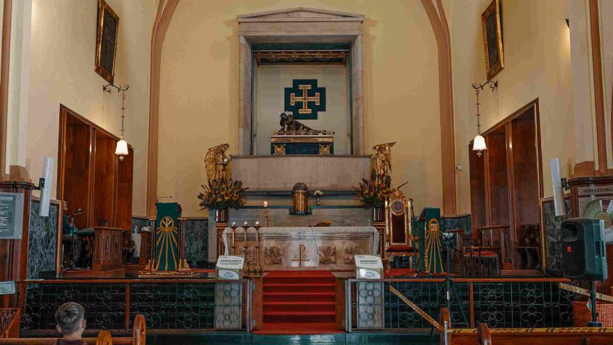 Primer plano del altar principal de la iglesia de Monserrate en el que se ve la escultura del Señor Caído, tallada en madera.