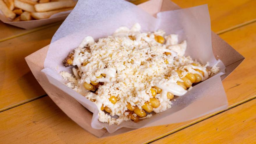  Elotes dulces cubiertos de mayonesa y queso fresco rallado, un delicioso antojo callejero.
